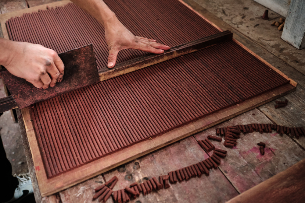Cutting of rolled incense sticks. (Picture Credits: Abhishek Anil.)