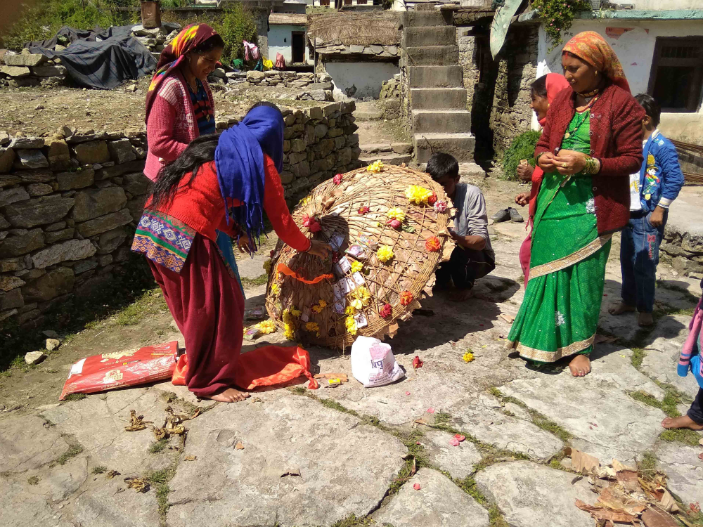 Fig.1.नन्दा के प्रतीक छंतोली को सजाती हुईं ग्रामीण महिलाएँ| सौजन्य:देवेंद्र नेगी एवं लक्ष्मण सिंह