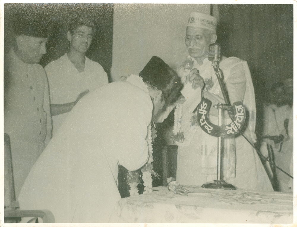 60th Birthday celebrations, Pt Krishnarao Pandit being honoured by Srimant Jiwaji Rao Scindia. (Picture Credits: Dr Meeta Pandit/Pandit Family Archive)