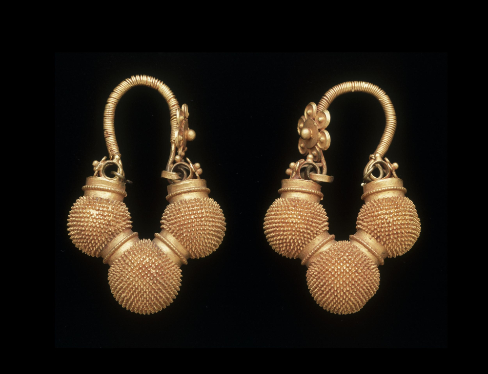 Babul, or ‘thorns’, is the spiky golden ball that can be seen on this set currently in the Victoria and Albert Museum, London
