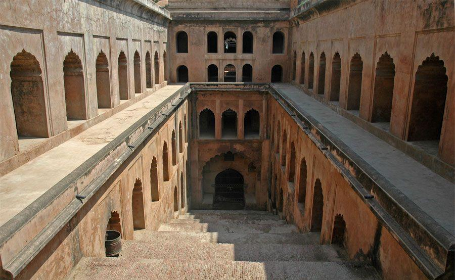 Shahi Baoli in the Bara Imambara complex. (Picture Credits: Wikimedia Commons)