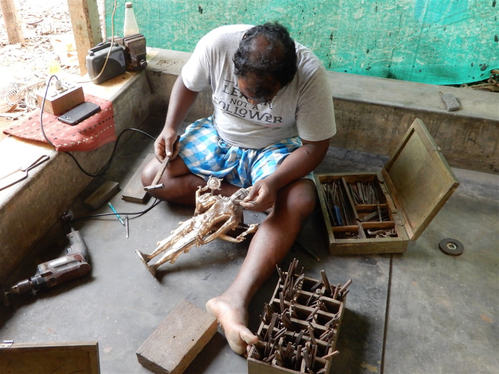 Bhaskar filing a statue to bring out the details. (Picture Credits: Vasanth K)
