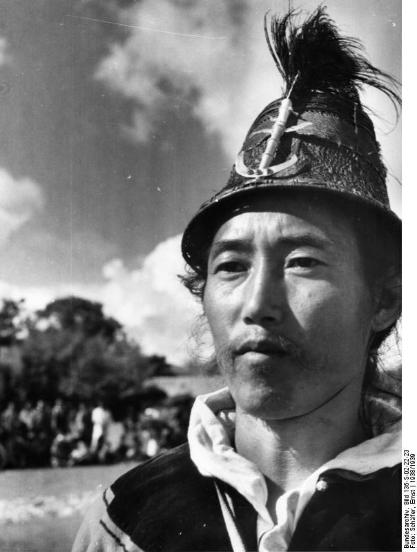 A man wearing thyaktuk. Picture Credits: Ernst Schafer/Wikimedia Commons.