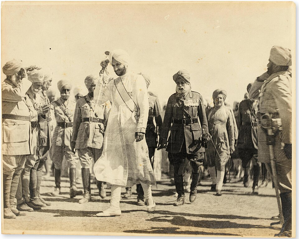 Immediately behind Maharajah Yadavindra Singh is Sardar Bahadur General Chanda Singh (1864–1950), a world-renowned polo player who had been recruited by Maharaja Rajinder Singh (r. 1876–1900) into the Patiala Tigers. (Picture Courtesy: Wikimedia Commons)