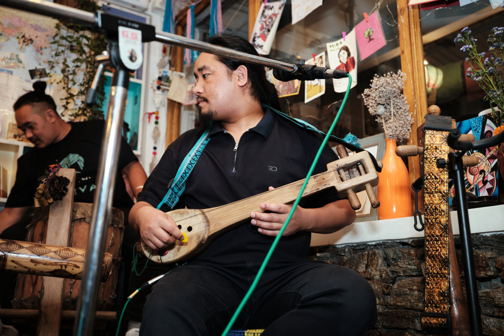 Lasomungkup performing at Travel Cafe Gangtok. (Picture Credits: Abhishek Anil)