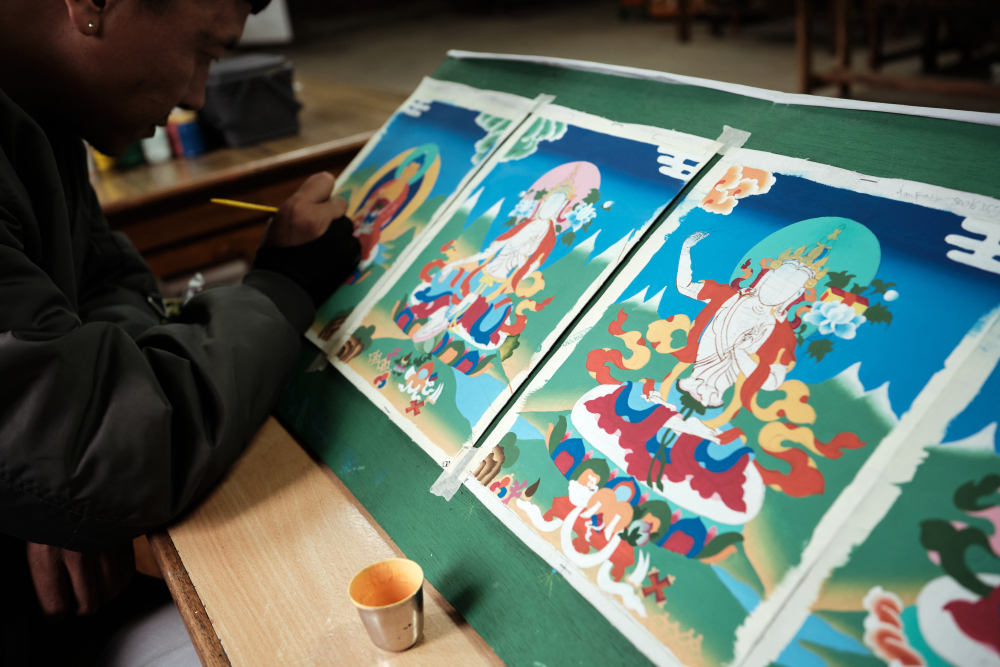 Practicing buddhist painting at DHH. (Picture Credits: Abhishek Anil)