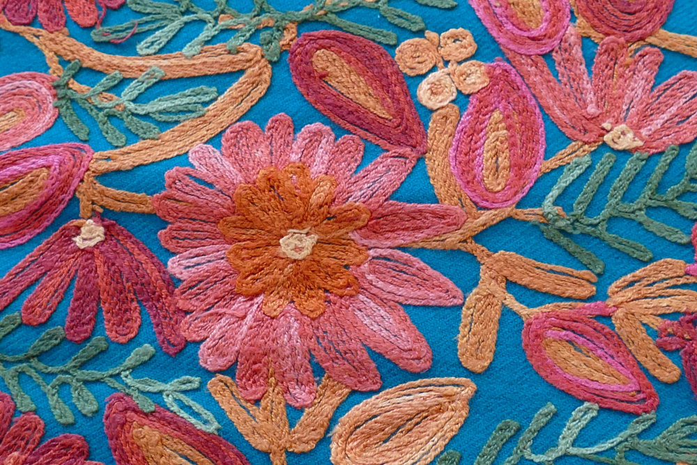 Kashida embroidery brings Kashmir’s landscapes to life with vibrant threads and bold, nature-inspired motifs. (Picture Credits: Wikimedia Commons)