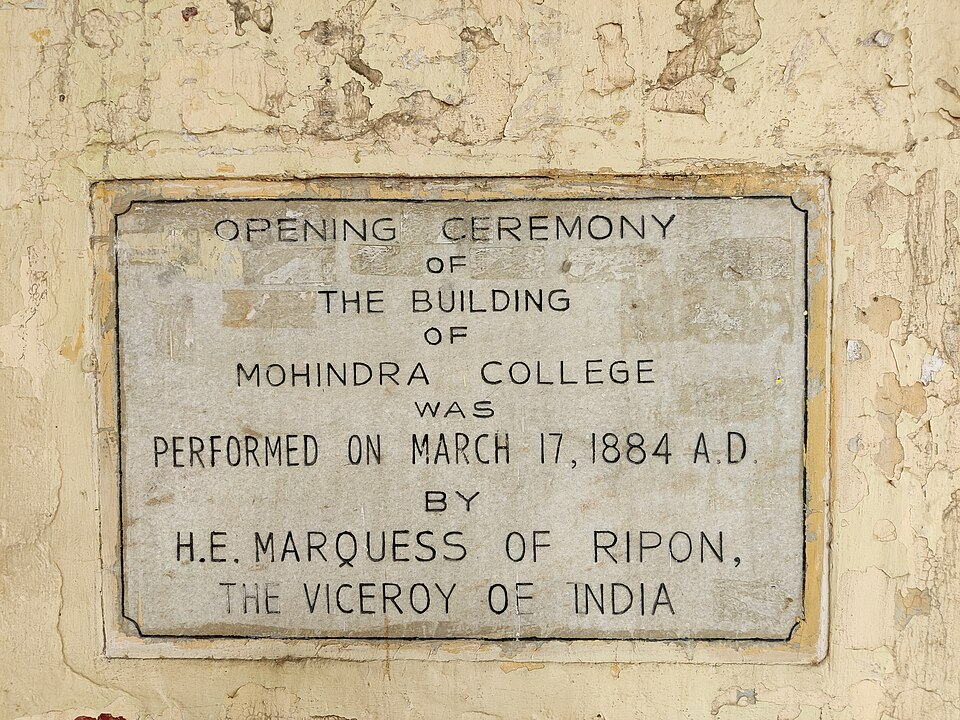 Plaque commemorating the opening of Mohindra College. (Picture Courtesy: Wikimedia Commons)