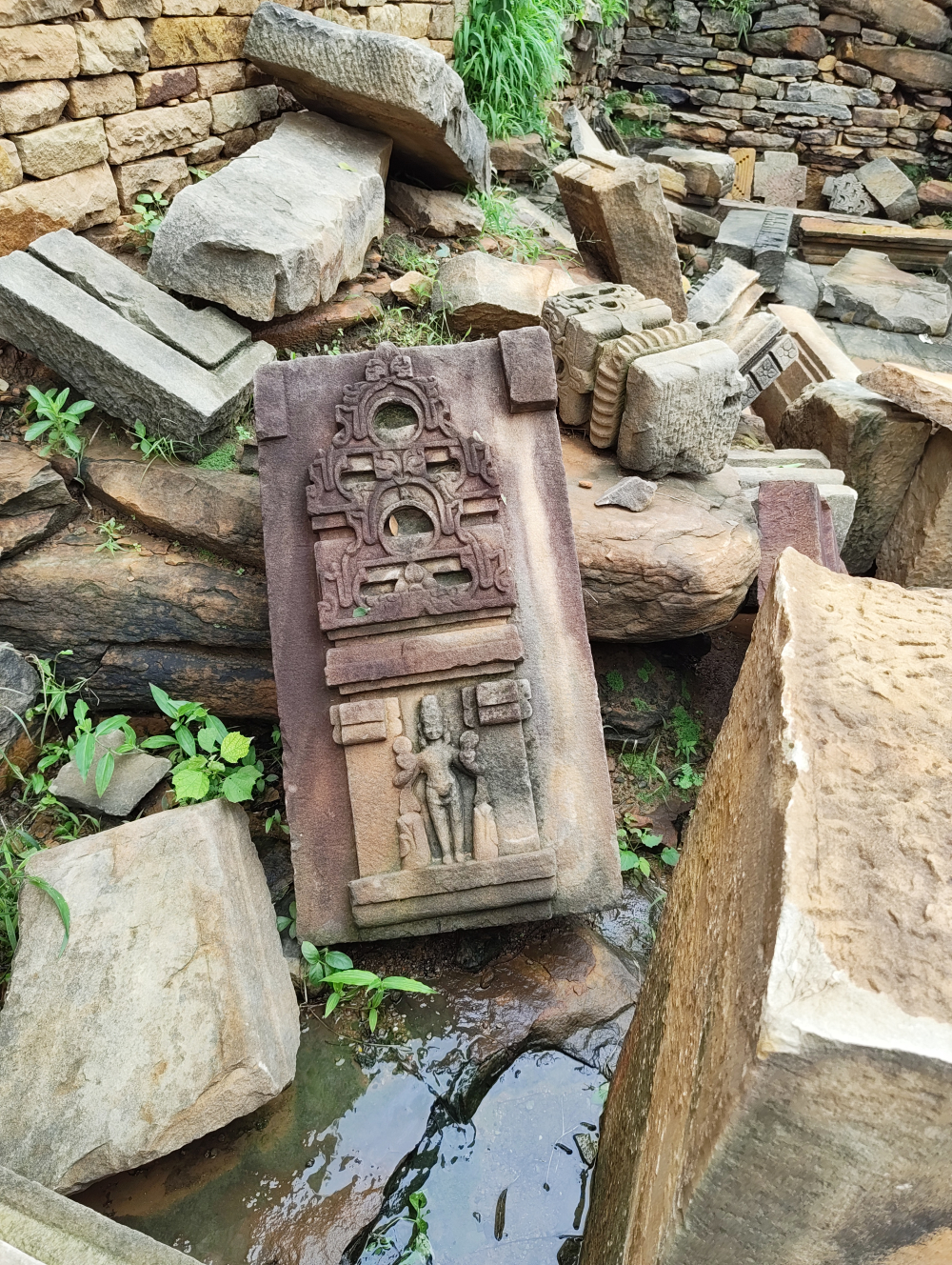 Sculptures lying around in Bateshwar. (Picture Credits: Sarthak Sharma)