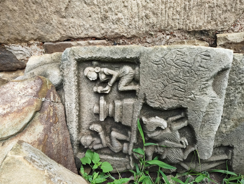 A Sati Stone and a Hero Stone next to each other. (Picture Credits: Pranjal Jain)
