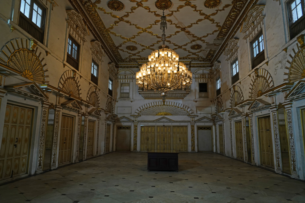 Main Durbar Hall of the Moti Mahal. (Picture Courtesy: Amitabha Gupta/Wikimedia Commons)