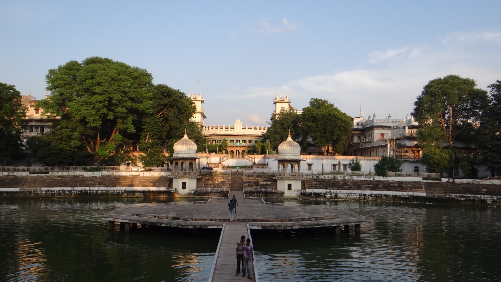 Baija Tal with Moti Mahal in the background. (Picture Courtesy: Vidhu Khare/Wikimedia Commons)