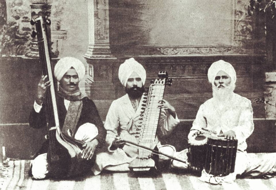Kirtanis Bhai Chhaila on the tanpura, Bhai Ghasita on dilruba, and Bhai Gopal Singh on jori of the Patiala court at the 2nd All-India Music Conference in Delhi, 1918. Maharaja Bhupinder Singh of Patiala and his chief court musician, Mahant Gajja Singh brought a troupe of their leading court raagis and rababs to the conference. (Picture Courtesy: Wikimedia Commons)