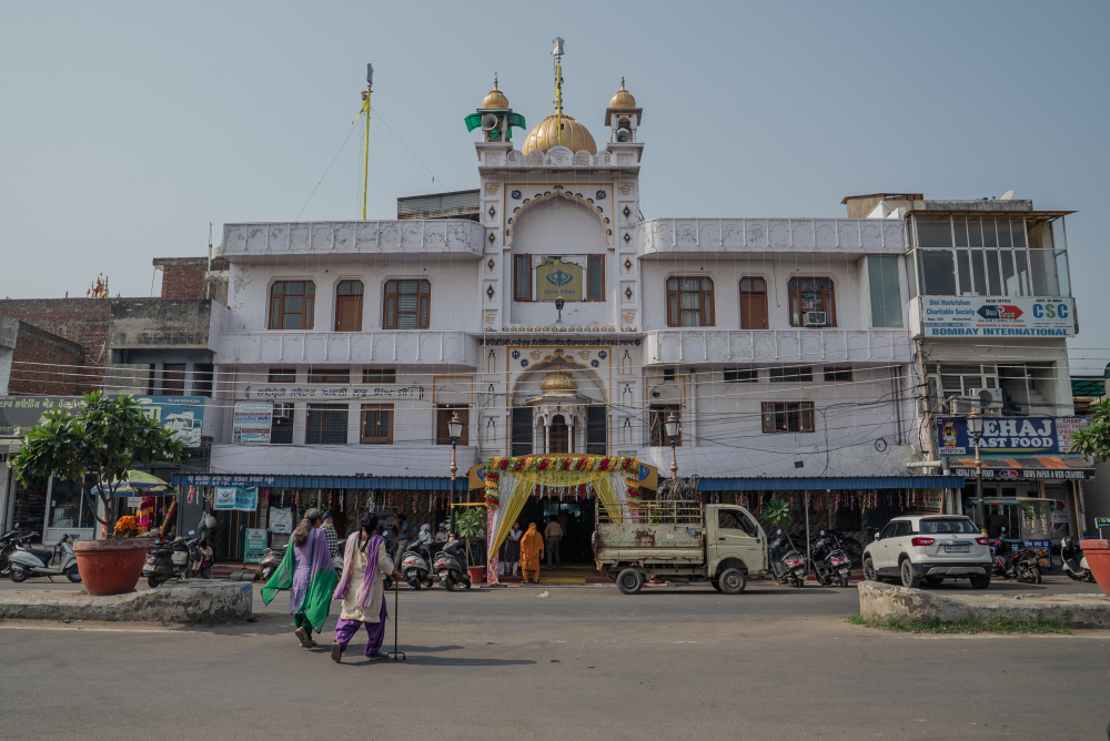 Kashmiri Gurdwara Road, the hub of commercial activity in Tripuri Town, takes its name from this Gurdwara. (Picture Credits: Meenal Upreti) 