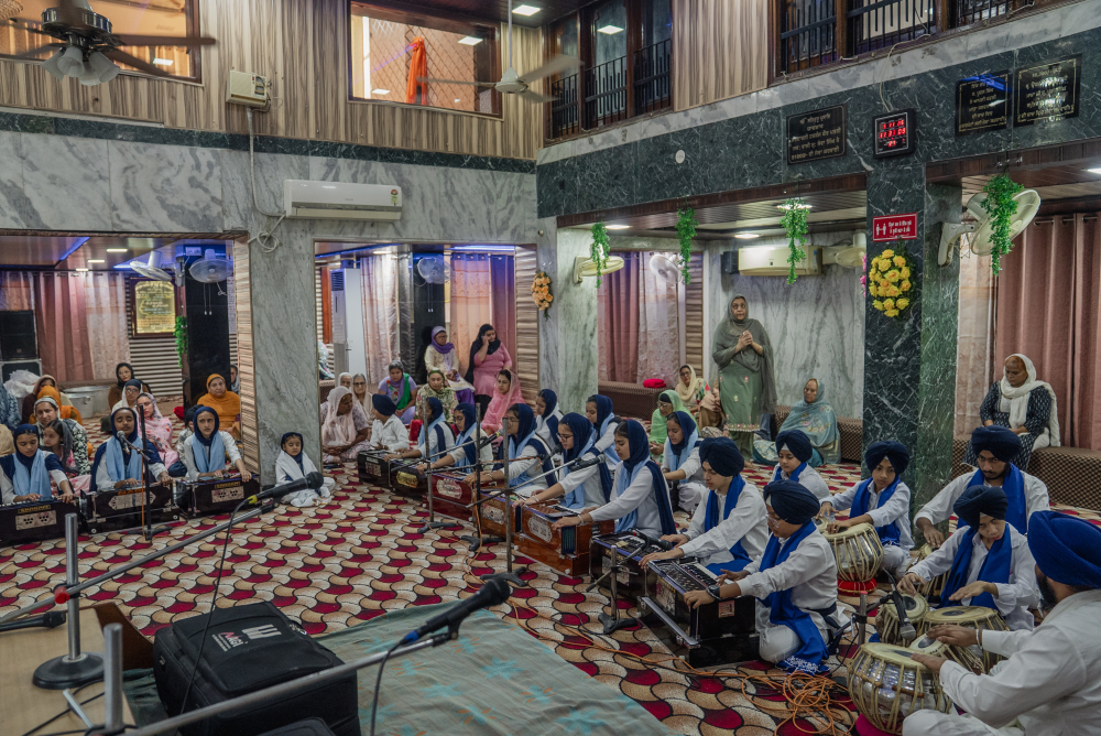 A kirtan congregation led by children. (Picture Credits: Meenal Upreti) 