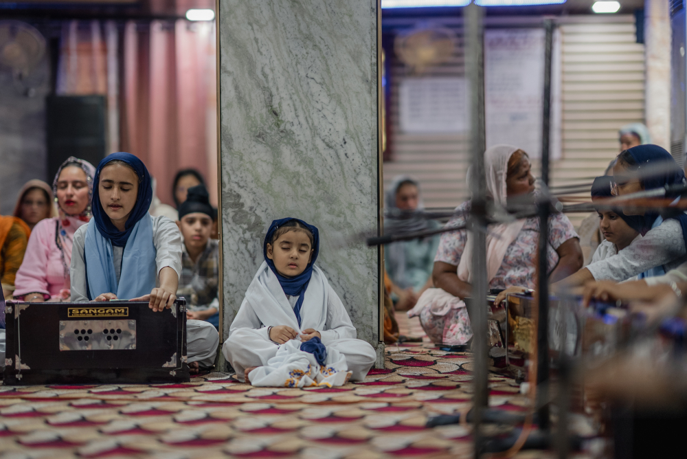 A young girl singing along to a kirtan. (Picture Credits: Meenal Upreti) 