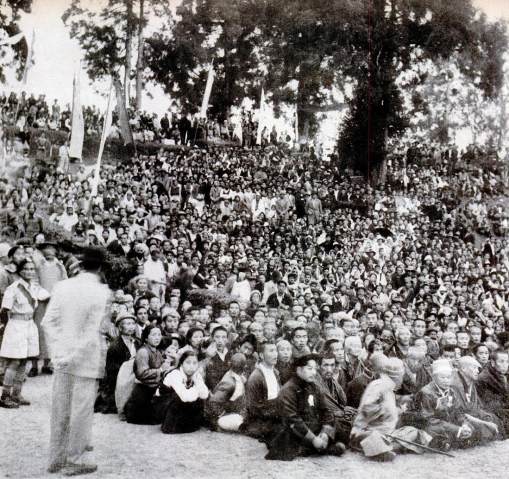 Gathering at Tashiding monastery in Sikkim during the 14th Dalai Lama’s visit. (Picture Courtesy: Homai Vyarawalla/Wikimedia Commons)