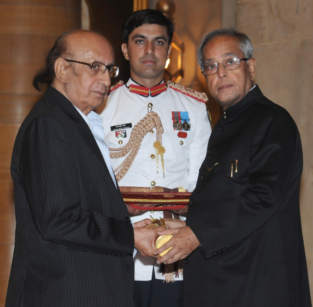 Nida Fazli being awarded with the Padma Shree Award. (Picture Courtesy: President's Secretariat/Wikimedia Commons)