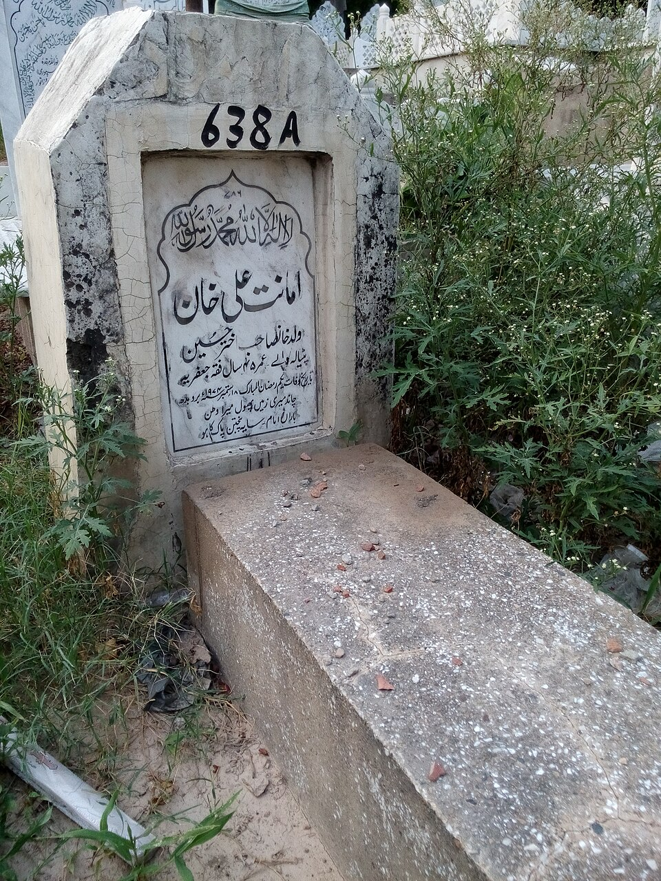 The grave of Ustad Amanat Ali Khan at Mominpura Graveyard in Lahore. (Picture Courtesy: Wikimedia Commons)