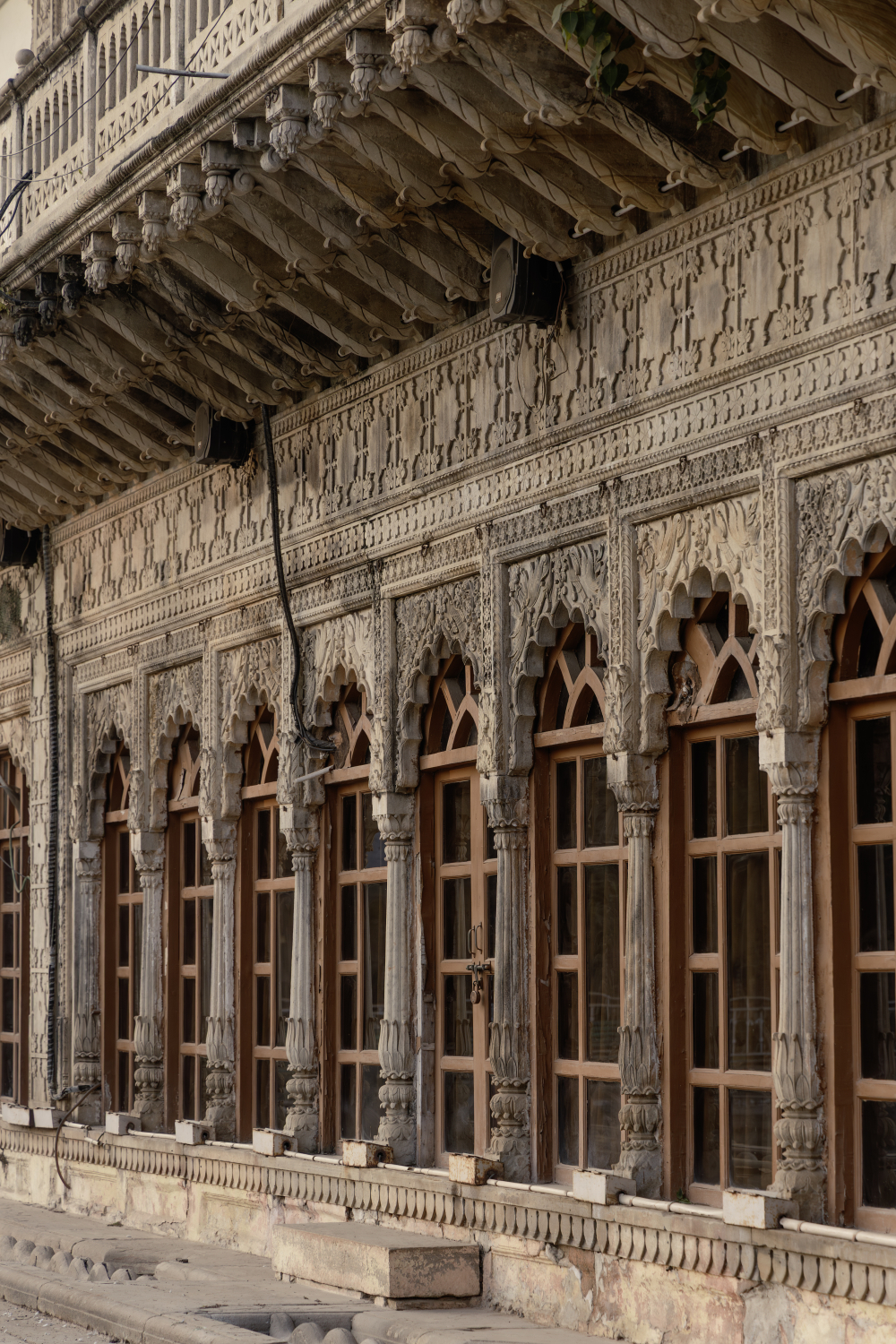 Cusped Arches on a Sindhia-era building in Jal Vihar. (Picture Credits: Pranjal Jain)