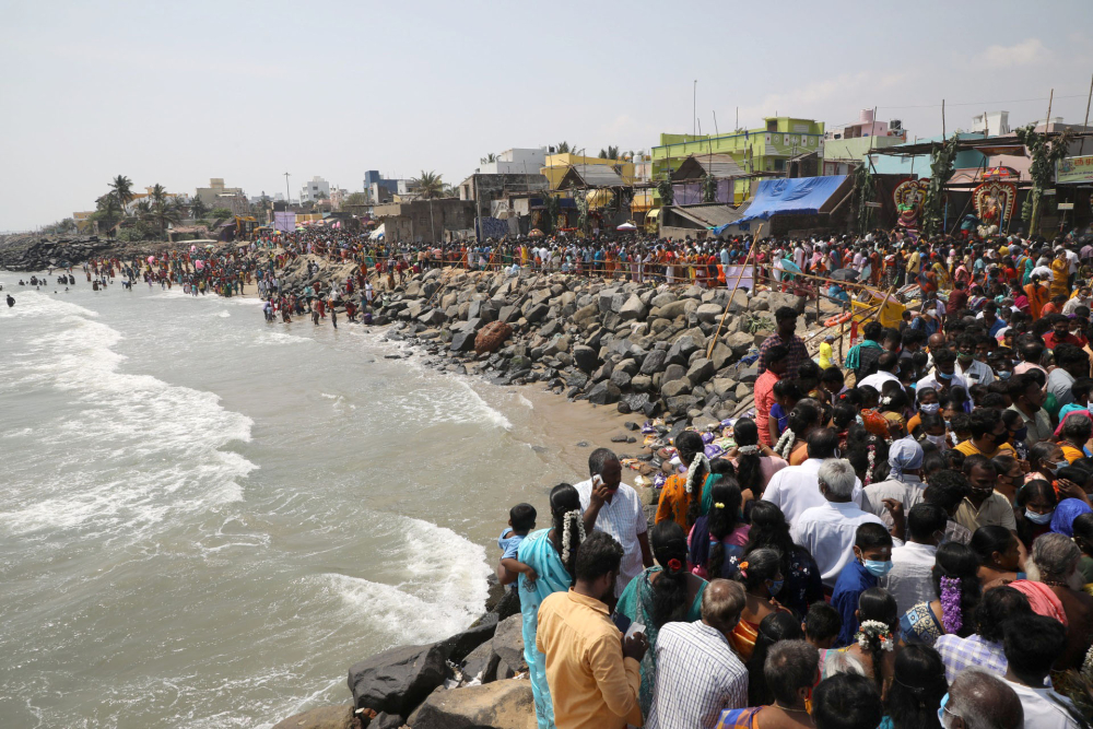 The crowd of devotees by the beach for Masi Magam. (Picture Credits: Pattabi Raman)