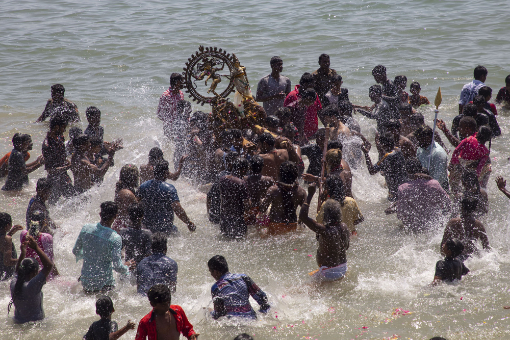 The sea-facing rituals performed as part of the Maasi Magam festival. (Picture Credits: Pattabi Raman)