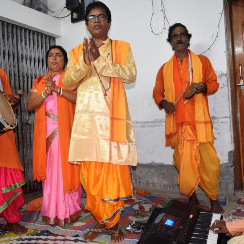 ২০১৮ খ্রিস্টাব্দের ২৩শে সেপ্টেম্বার মনসামেলায়, আপার চব্বিশ পরগনাস্থ দক্ষিণ দুর্গামন্ডপ আবাসিক সম্মিলন সংস্থা কর্তৃক আয়োজিত তরজা গানের অনুষ্ঠান। অংশগ্রহণকারী তরজা গানের শিল্পীরা ছিলেন, শিবপদ মন্ডল, মনসুর আলি, অলকা গায়েন(প্রধান সঙ্গীত শিল্পী), শিশুবর সর্দার ও গোবিন্দ বিশ্বাস (কার্টিসি: বিশ্বজিৎ হালদার)