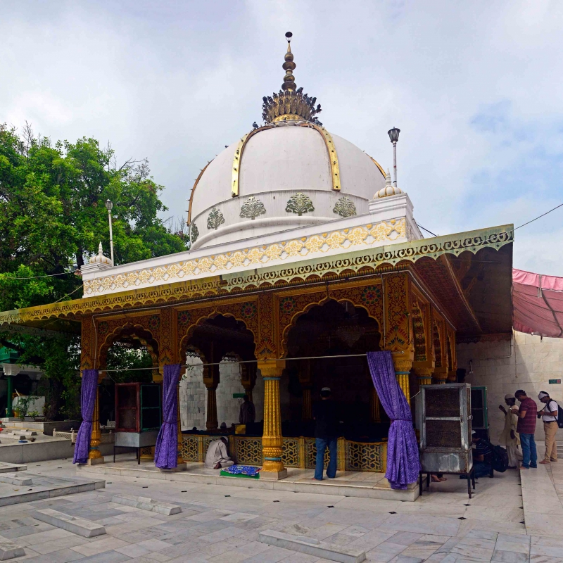 People praying at the dargah of Qutb al-Din Bakhtiyar Kaki, Mehrauli, Delhi