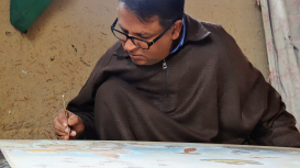 Artist Fayaz Ahmad Jan painting a picture of Dal Lake at his karkhana in Hasanabad, Srinagar (Courtesy: Sadaf Nazir Wani)