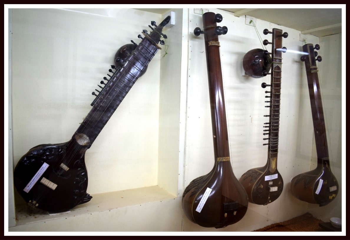 Fig. 4. প্রাচীন তারযন্ত্র (কার্টিসি: শর্মিষ্ঠা চক্রবর্তী)