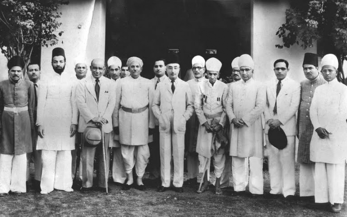 Prime Minister Sir Mirza Ismail (centre) of Hyderabad state, 1948_Wikimedia Commons