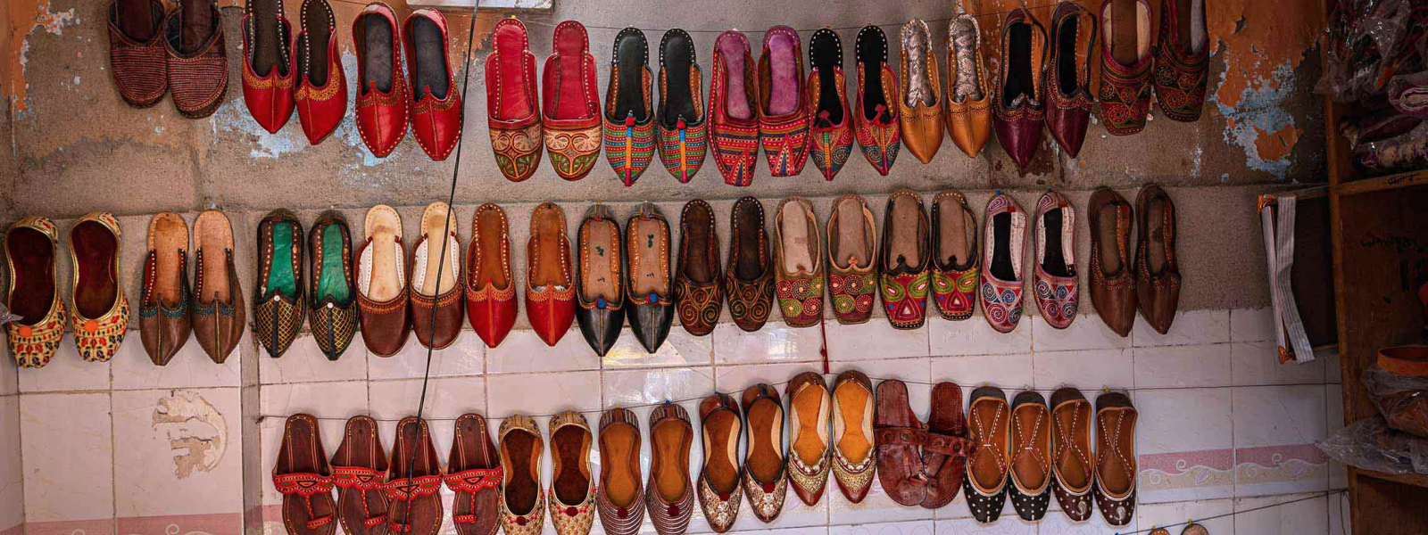 Mojaris are sold in every town, village and city of Rajasthan, and is the common man’s preferred choice of footwear, which is suited to Rajasthan’s climate, terrain and culture. In neighbouring Punjab—both in India and Pakistan—mojari is known as ‘jutti’. In Multan, in Pakistan, the mojari is known as ‘khussa’.