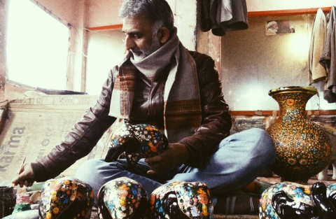 Padma Shree Niyaz Ahmad Bhat at his karkhana, Hawal, Sringar (Courtesy: Sadaf Nazir Wani)