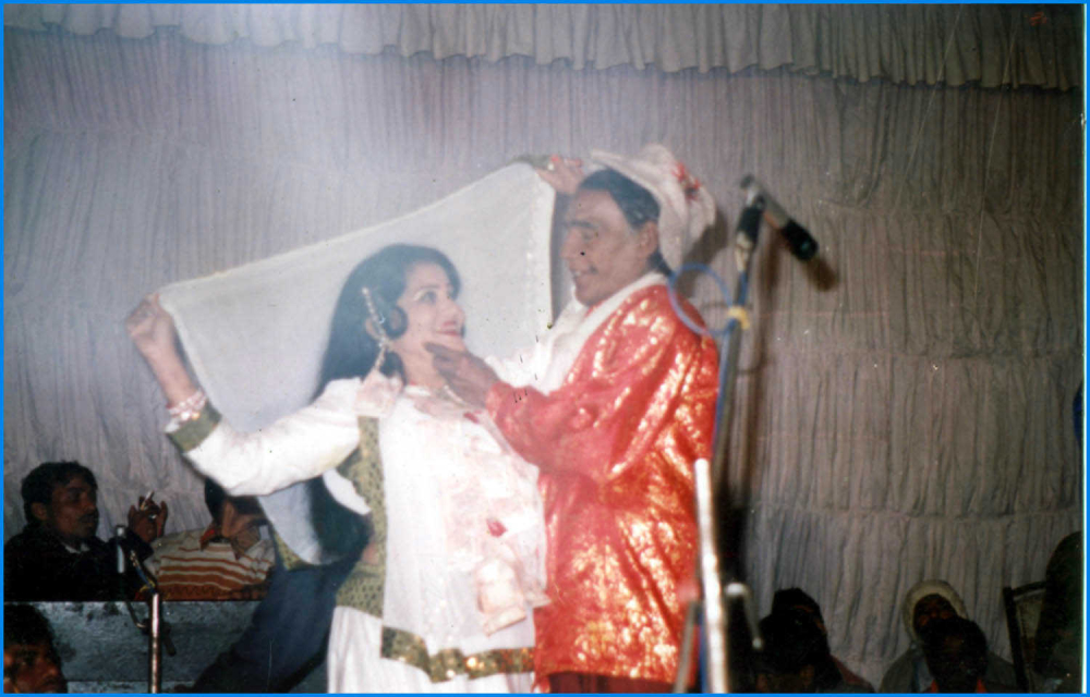 Fig. 9: Neelam Suraiya with Rashid Joker, whose role was to provide light humour and ribaldry in nautanki programmes (Courtesy: Neelma Suraiya)