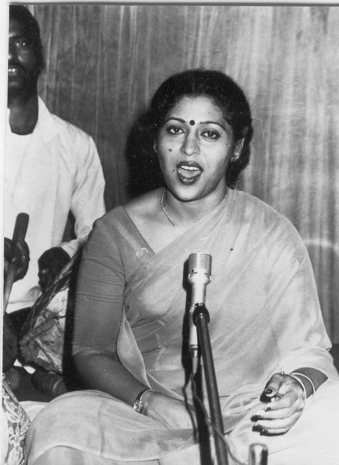 Fig. 10: Asha, singing at a function organised by the Sangeet Natak Akademi, New Delhi (Photo courtesy: Deepti Priya Mehrotra, Nautanki ki Malika Gulab Bai, 275)