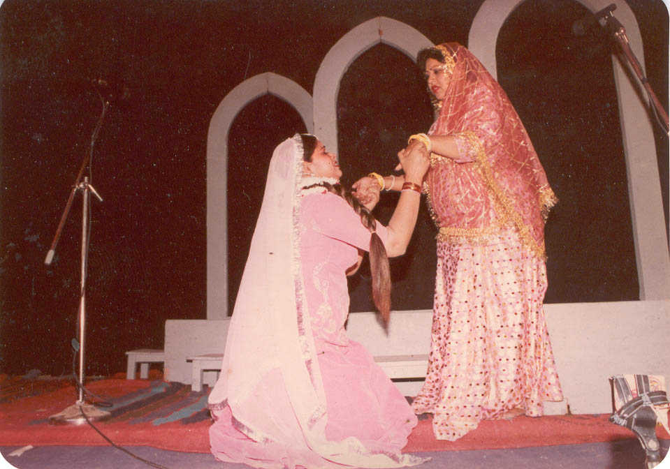 Fig.11: Madhu (kneeling) and Asha, in Teen Betiyan urf Dehleez ke Paar, directed by Tripurari Sharma, in 1997 (Courtesy: Deepti Priya Mehrotra)