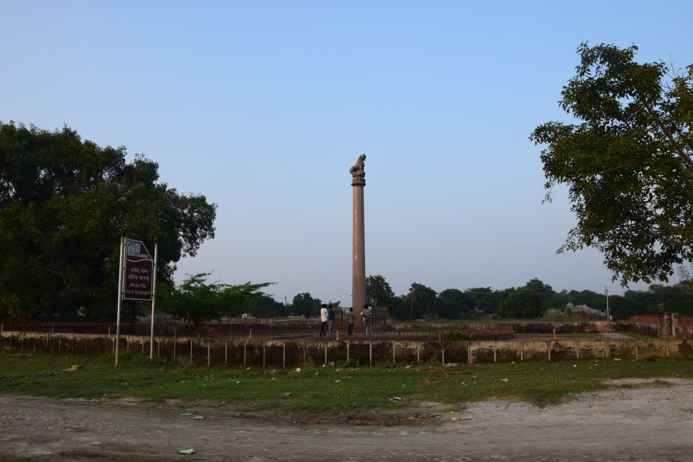 चित्र ४. पश्चिमी चम्पारण के लौरिया नंदनगढ़ स्थित अशोक स्तंभ (फोटो : अफ़रोज़ आलम साहिल, अक्टूबर, 2019)