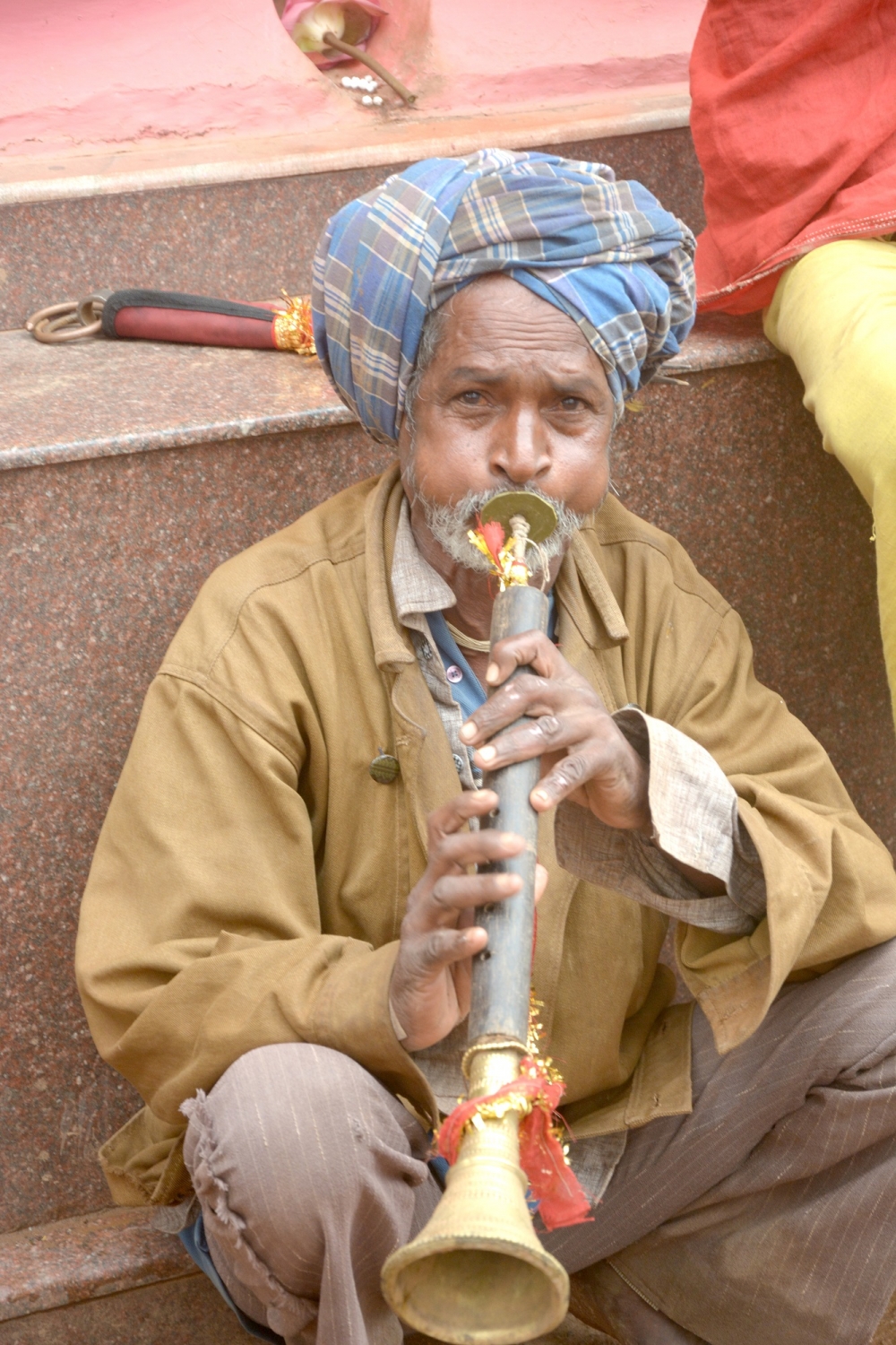 A man playing mohri baja at the Goncha fair