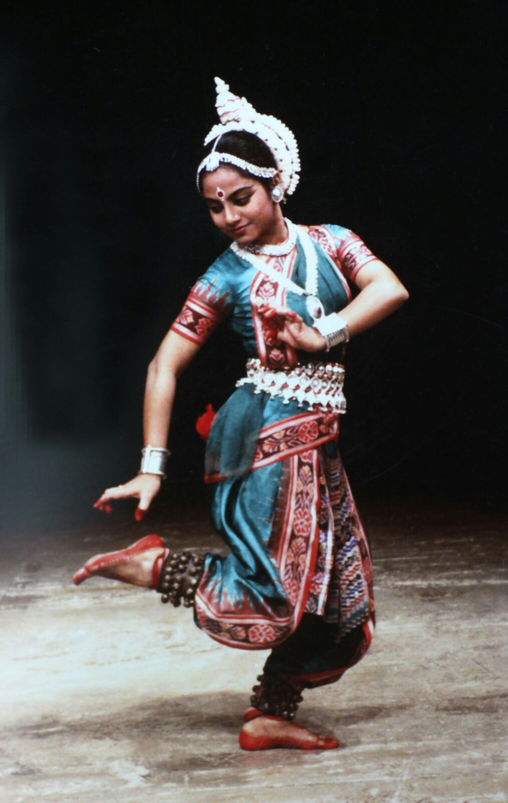 Fig. 3. Ambika Paniker performing Arabhi Pallavi, choreographed by Guru Mayadhar Raut, at Teatro tascabile di Bergamo, Italy, in 1988. Paniker’s ‘ornamental pose’ is inspired by the sculptures of Odisha’s temples (Courtesy: Teatro tascabile di Bergamo)