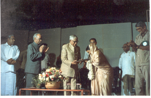 Fig. 6: Gulab Bai receiving the Padmashree award in 1990, from then president R. Venkataraman. She also received the Sangeet Natak Akademi award in 1985 and Yash Bharti from the UP government in 1995 (Courtesy: Deepti Priya Mehrotra, Gulab Bai: The Queen of Nautanki Theatre, 221)