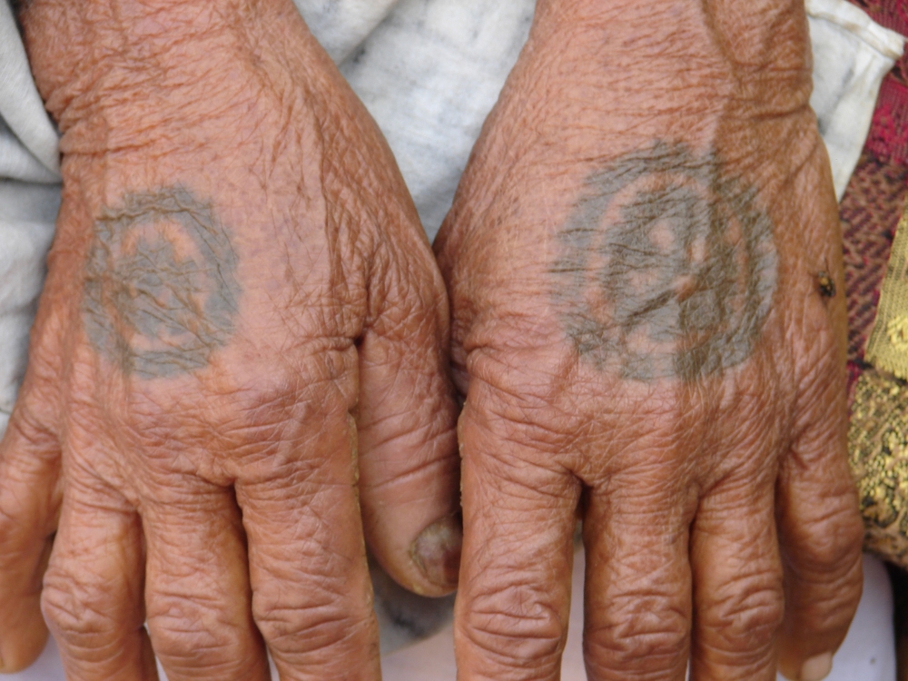 A woman with godna on her hands