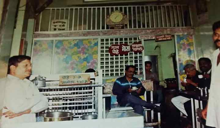 Amruttulya1_Bharat Dave in his tea shop Nagnath Bhuvan, Sadashiv Peth