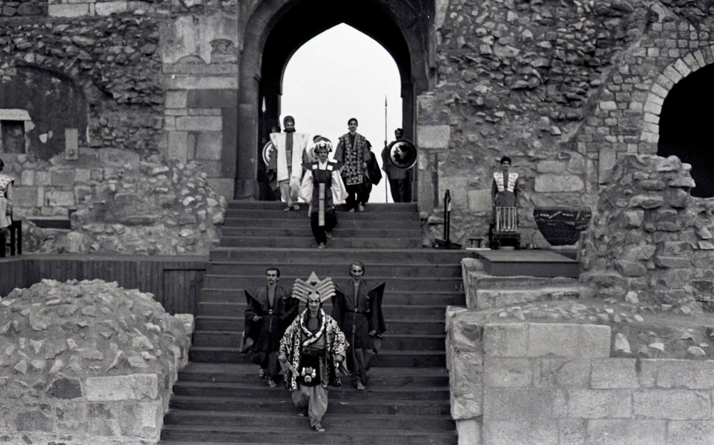 Andha Yug - Courtyard of the Kaurava palace, Ebrahim Alkazi, Courtesy: Sahapedia