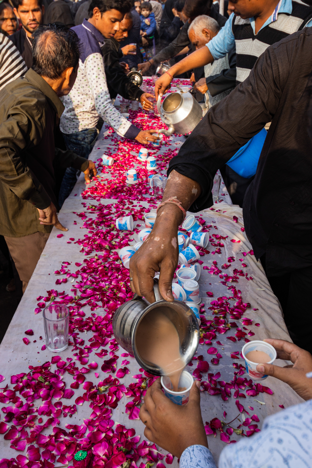 Fig. 4: Tea being served at a sabeel to people attending a Chehlum procession in Lucknow