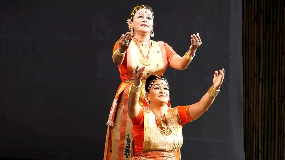 Fig. 1. Sattriya Nritya performance by Rinjumoni Saikia and Ranjumoni Saikia (Courtesy: Collection of Rinjumoni Saikia and Ranjumoni Saikia)