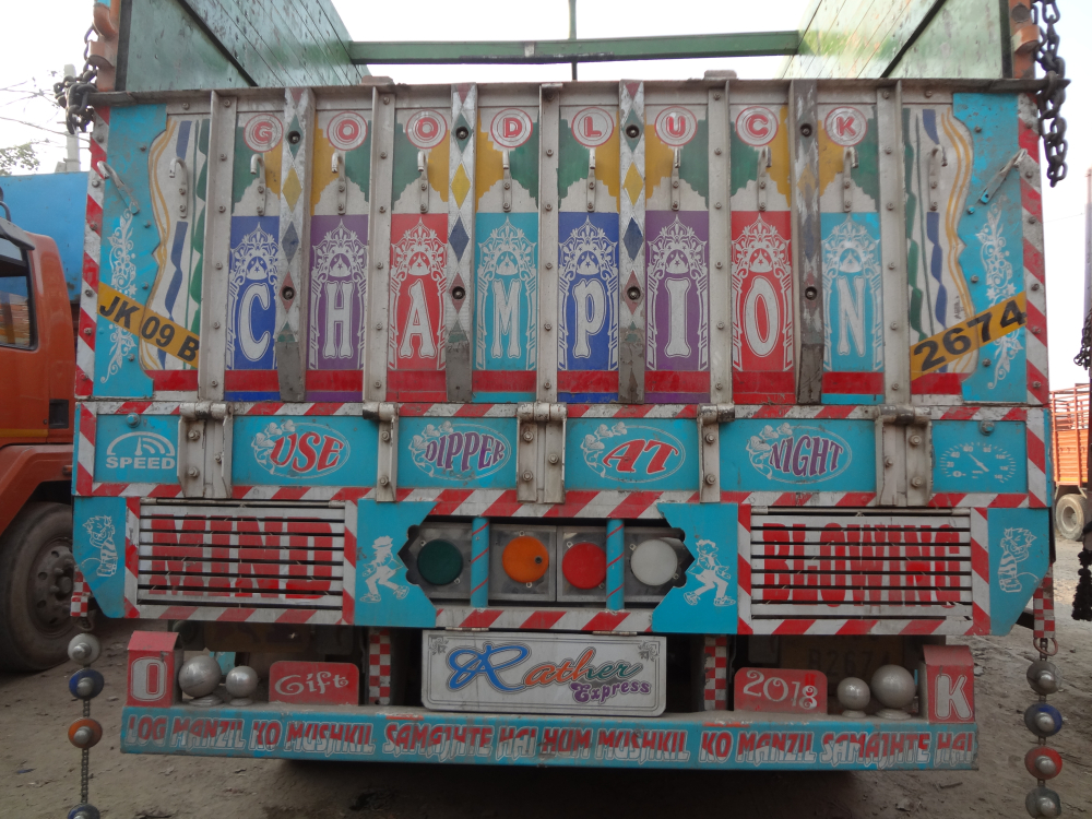 Fig. 2: A significant part of truck literature contains writings that represent the confidence of truck drivers as well as the philosophical underpinnings of their attitudes to life. The writing on the back of this truck says ‘Log manjil ko mushkil samajhtey hai/ Hum muskil ko manjil samajhtey hai’ (People think their destination is difficult/ I consider take difficulty as my destination) 