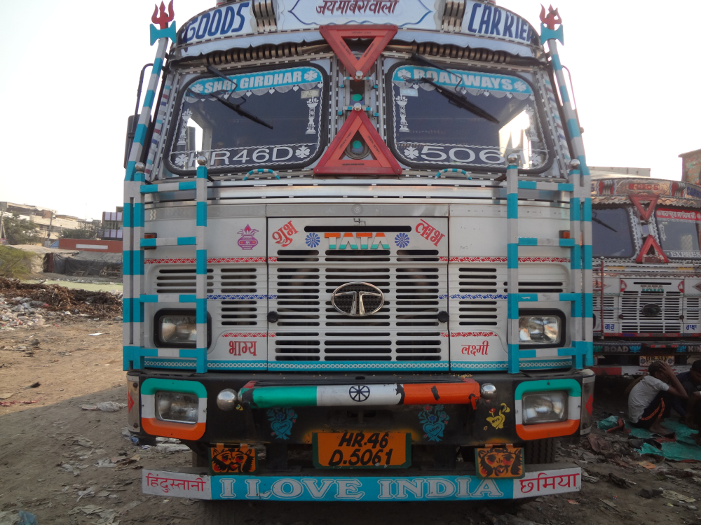 Fig. 5: In truck literature, love for the country and flirtation with a beloved can exist side-by-side like on the front part of this truck. A truck with the phrases ‘I love India’ and ‘Hindustani chhamiya’ (Indian item girl) written on its front 