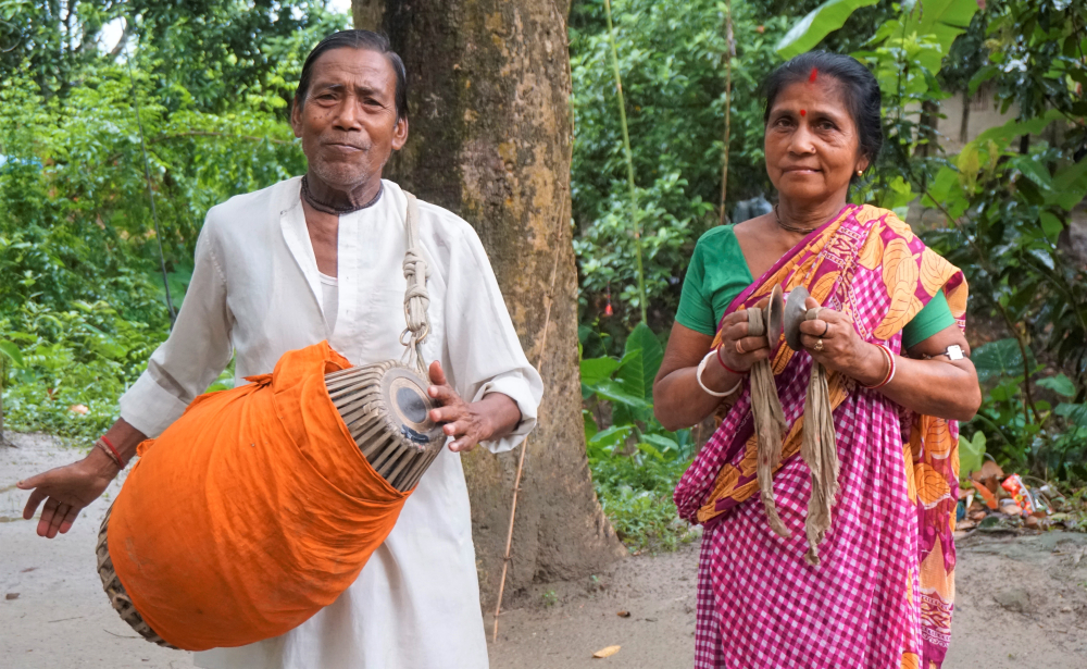 Fig.1:  Akulbala Sarkar, the first woman khon artist, along with her husband Ramani Kanta Sarkar who is the chief composer of her group, Mohisbathan Naarikolyan Samiti 