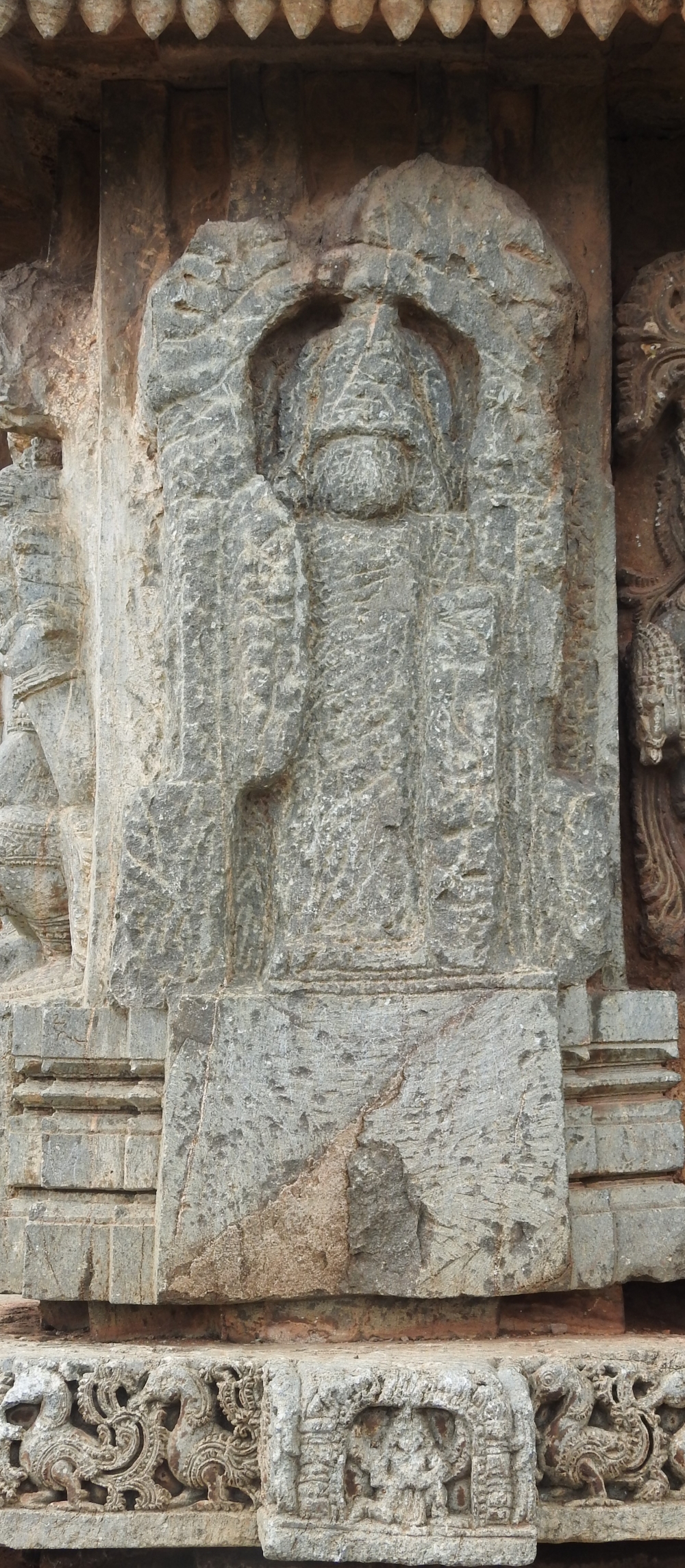 Fig. 4: North side of the circumambulatory path of the temple displays an unfinished image. It is safe to assume that this image is of Lord Vishnu, judging from Garuda, his vahana, carved on the pedestal (Courtesy: Poorva Arun Salvi)
