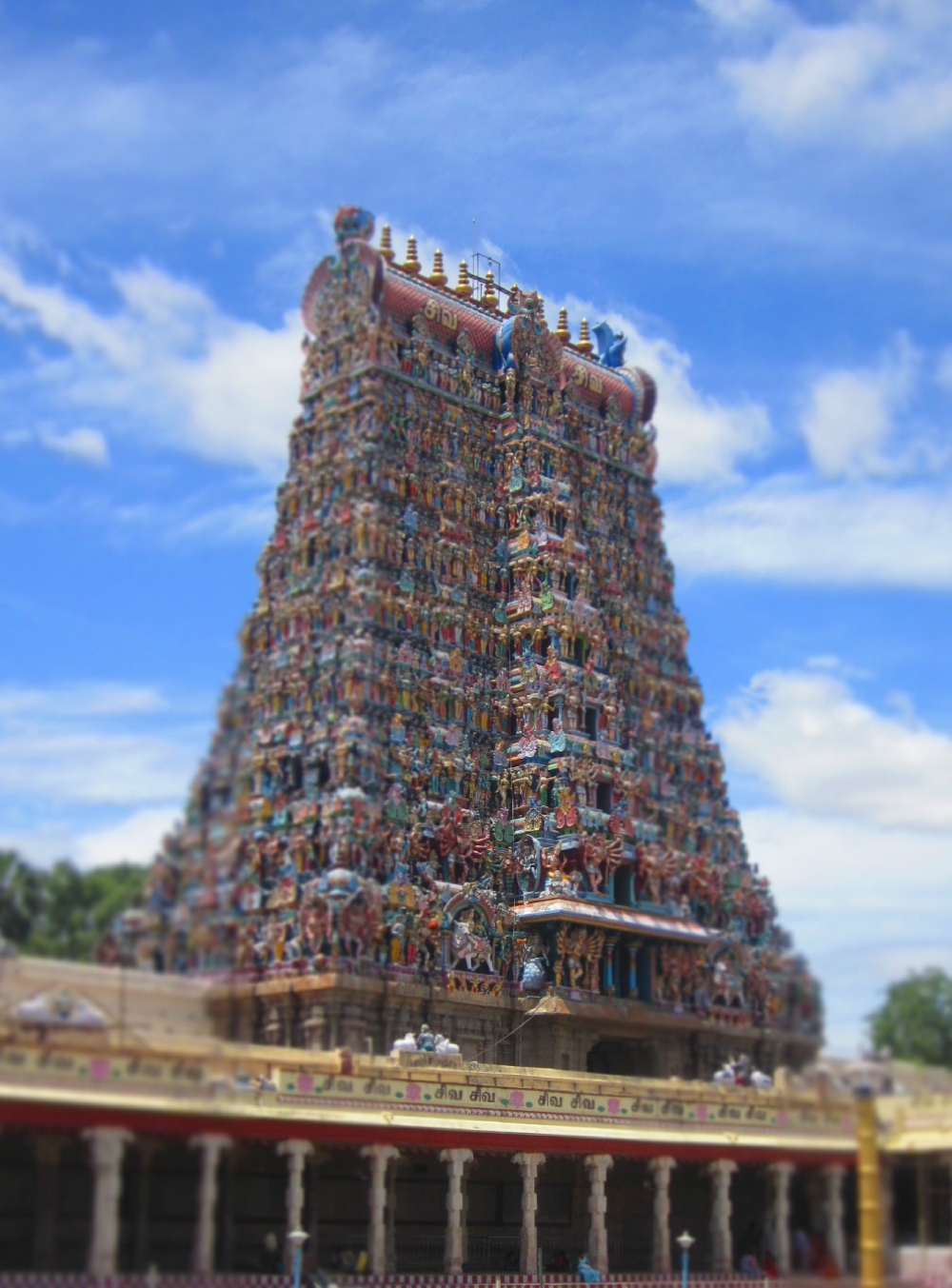 Madurai Meenakshi temple's gopuram, Tamil Nadu (Photo Courtesy: Wikimedia Commons)